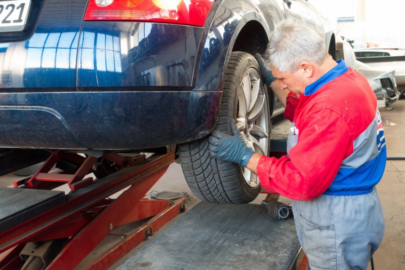 vitrine-BERRE LES ALPES-min_auto_repair_repair_lift_auto_mechanic_work_clothes_master_professional_man_of_the_fold-685629