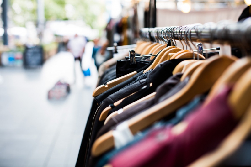 vitrine-BERRE LES ALPES-min_blur_close_up_focus_hanger_jacket_market_people_rack-1176303
