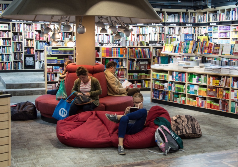 vitrine-BERRE LES ALPES-min_books_bookstore_book_reader_readers_reading_shop_sale_books-849006